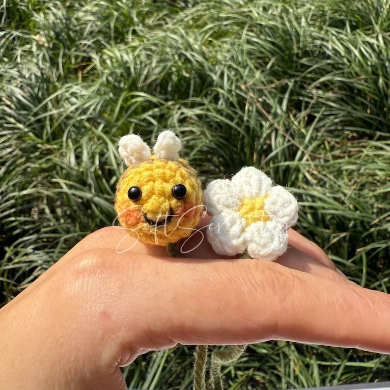 Crochet Bookmark, Mini Bee Bookmark, Sunflower Bookmark, Gift for Book Lover, Gift for Teacher, Back to School Gift, Plant Lover Gift