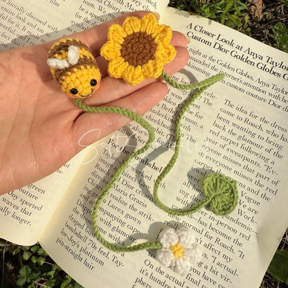 Crochet Bookmark, Mini Bee Bookmark, Sunflower Bookmark, Gift for Book Lover, Gift for Teacher, Back to School Gift, Plant Lover Gift